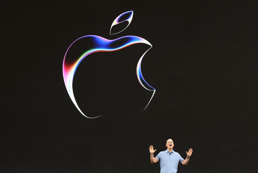 Warren Buffett Dumps 13% Of Apple Stake Before 0 Billion Buyback