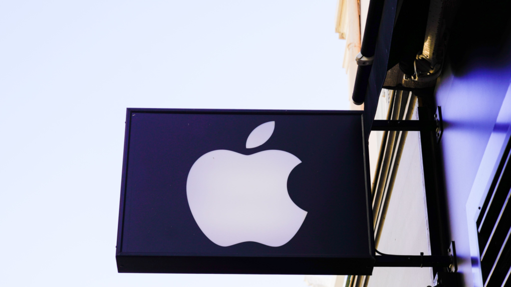 These Apple Insiders Are Selling Shares of AAPL Stock